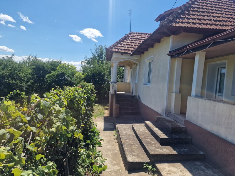 Casa in mediu rural cu teren