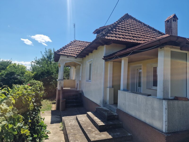 Casa in mediu rural cu teren