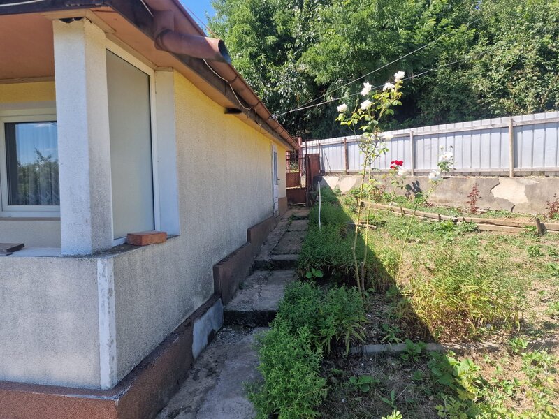Casa in mediu rural cu teren