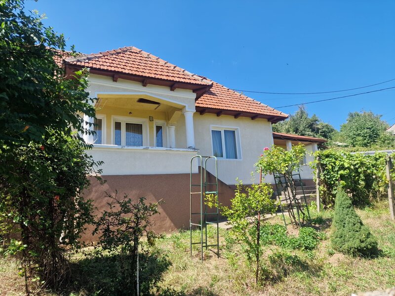 Casa in mediu rural cu teren